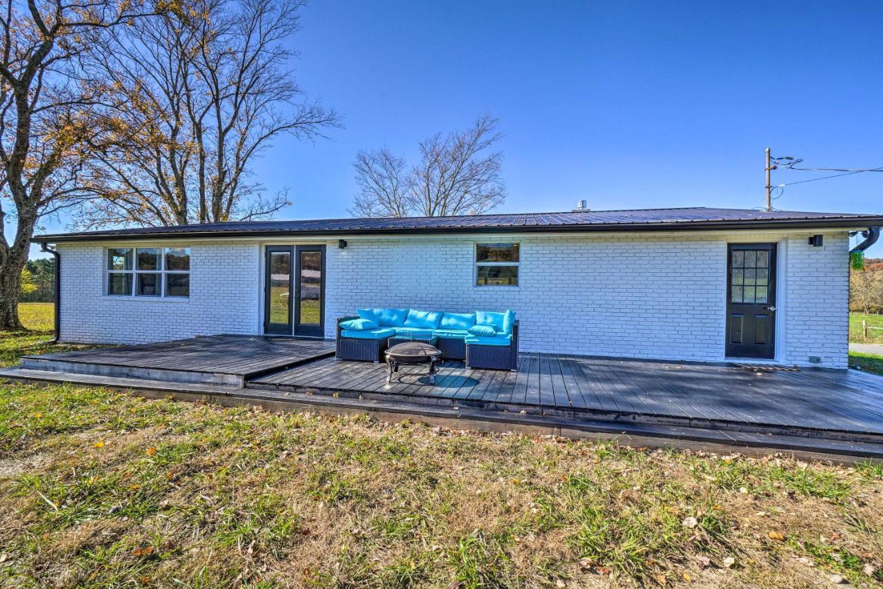 Scenic Home On 20-Acre Farm Families Welcome Cleveland Exterior photo