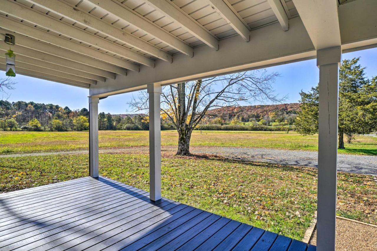 Scenic Home On 20-Acre Farm Families Welcome Cleveland Exterior photo