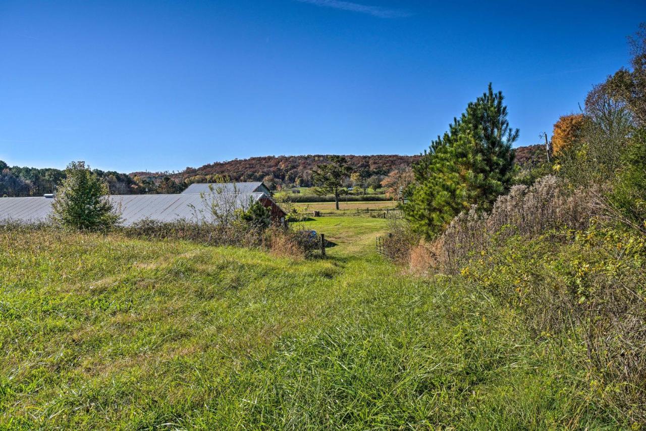 Scenic Home On 20-Acre Farm Families Welcome Cleveland Exterior photo